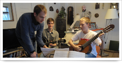 Bo Skafte underviser to elever i guitar